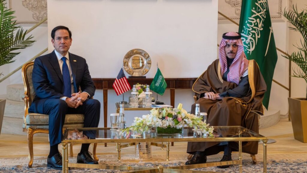 Trumps Außenminister Marco Rubio mit seinem saudischen Amtskollegen Faisal bin Farhan
