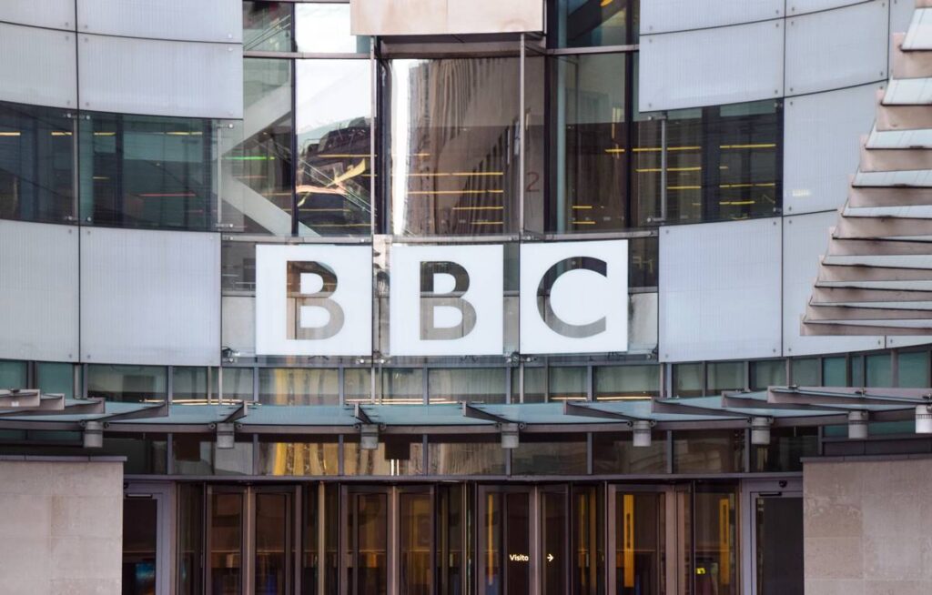 Eingang zur BBC-Zentrale in London. (© imago images/ZUMA Press Wire)