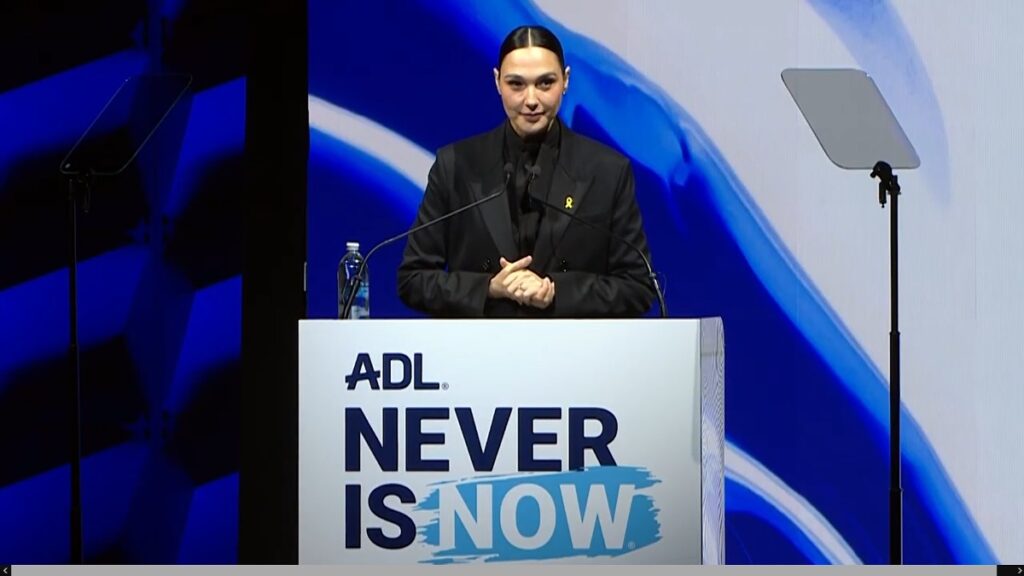 Gal Gadot bei ihrer Rede auf der ADL-Konferenz. (YouTube/Anti-Defamation League)