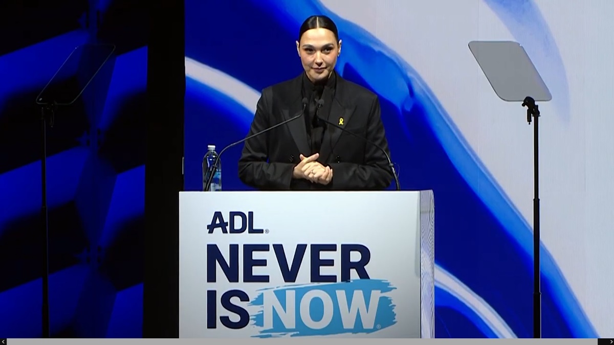 Gal Gadot bei ihrer Rede auf der ADL-Konferenz. (YouTube/Anti-Defamation League)