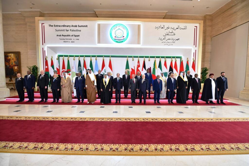 Gruppenfoto vor dem Sondergipfel der Arabischen Liga über die Zukunft des Gazastreifens. (© imago images/Xinhua)