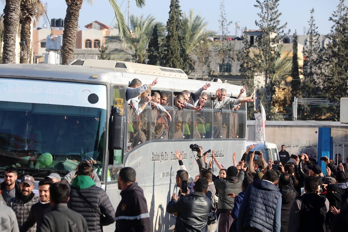 Bus mit palästinensischen Häftlingen, die im Gegenzug für israelische Geiseln aus dem Gazastreifen aus israelischen Gefängnissen freigelassen wurden. (© imago images/APAimages)