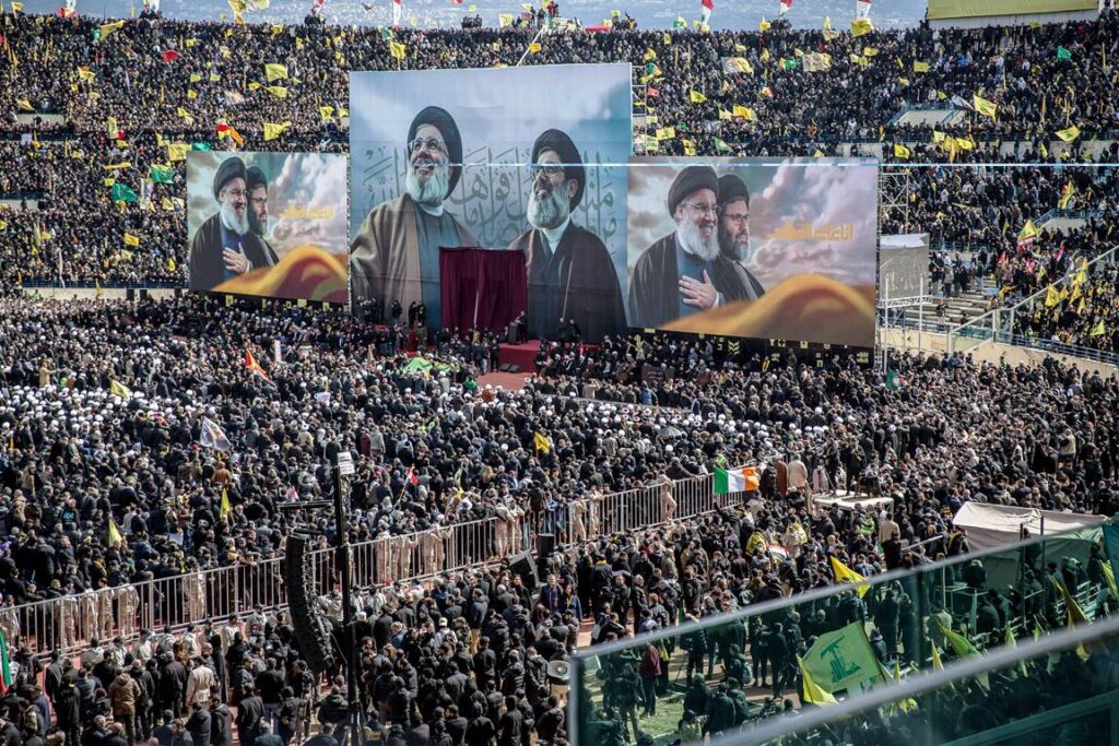 Hisbollahs versuchte Stärke-Inszenierung: Trauerfeier für Hassan Nasrallah in Beirut. (© imago images/ZUMA Press Wire)
