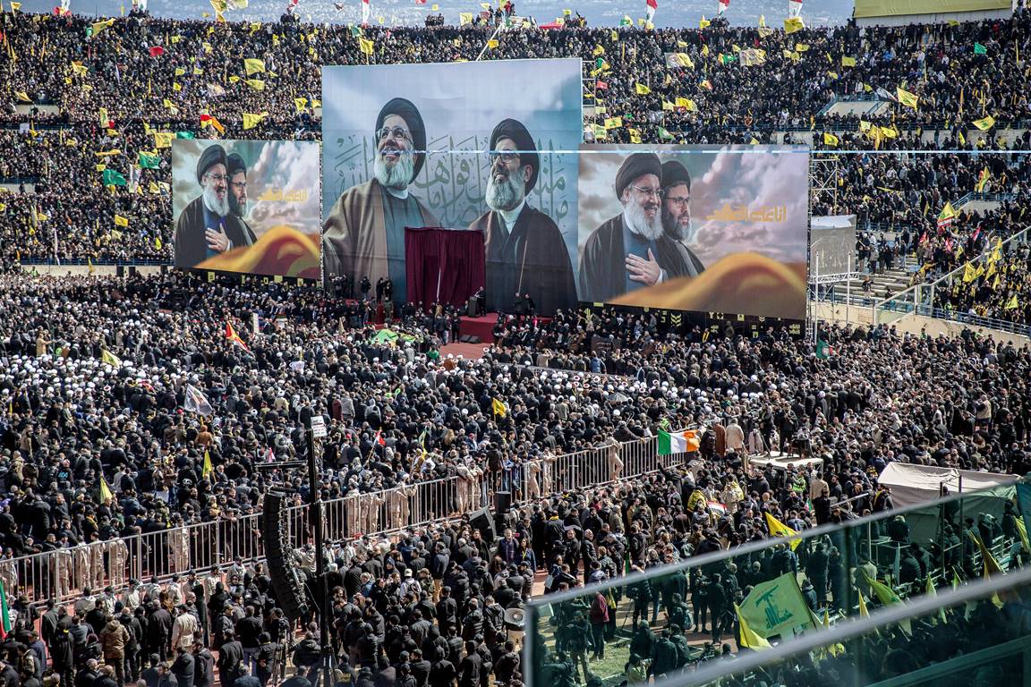 Hisbollahs versuchte Stärke-Inszenierung: Trauerfeier für Hassan Nasrallah in Beirut. (© imago images/ZUMA Press Wire)
