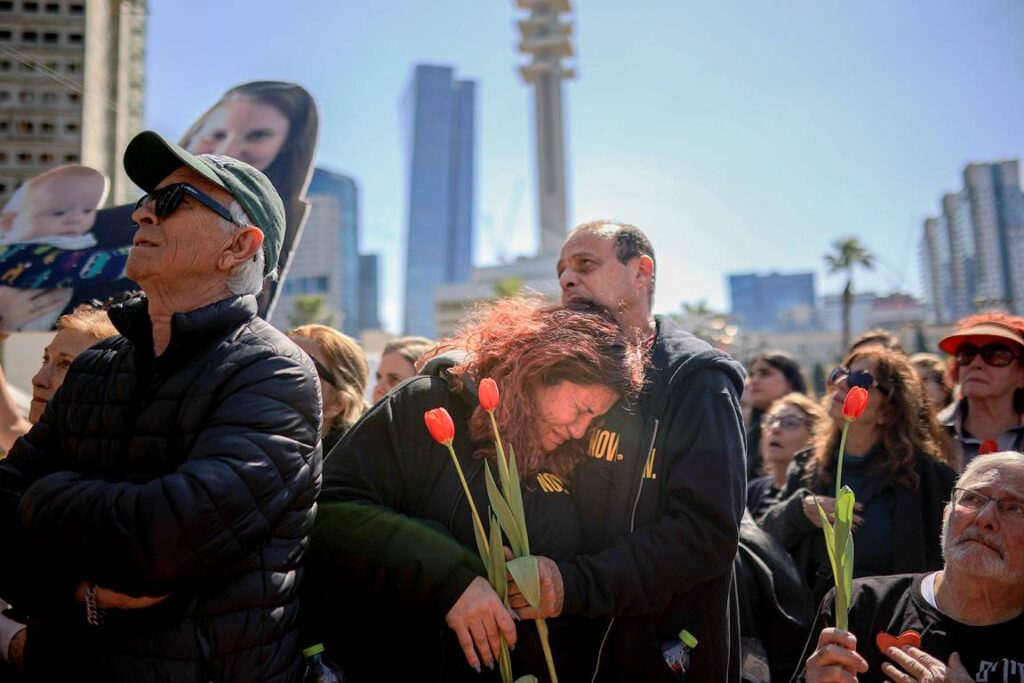 In ganz Israel trauerten die Menschen um Shiri, Ariel und Kfir Bibas. (imago images/Middle East Images)