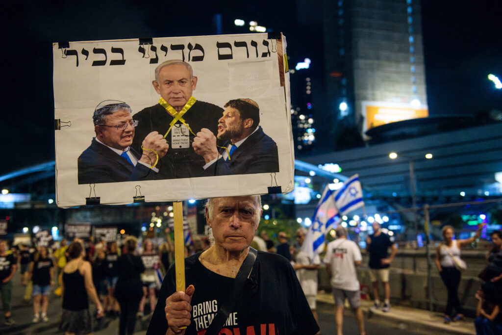 Israels Regierungskoalition ist nicht nur unter Demonstranten in Tel Aviv unbeliebt. (© imago images/Sipa USA)