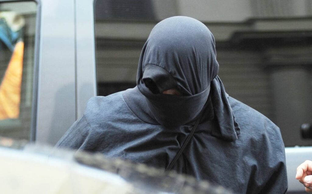 Neben Antisemitismus und Hitler-Verehrung gehören auch seltsame Outfits zu seinen Markenzeichen: Kanye West. (© imago images/ABACAPRESS)