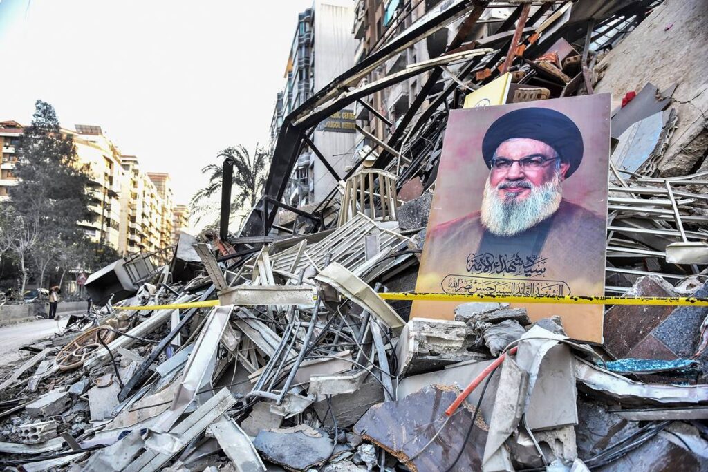 Bildnis Nasrallahs auf den Ruinen eines Hauses, das bei einem israelischen Angriff zerstört wurde. (© imago images/UPI Photo)
