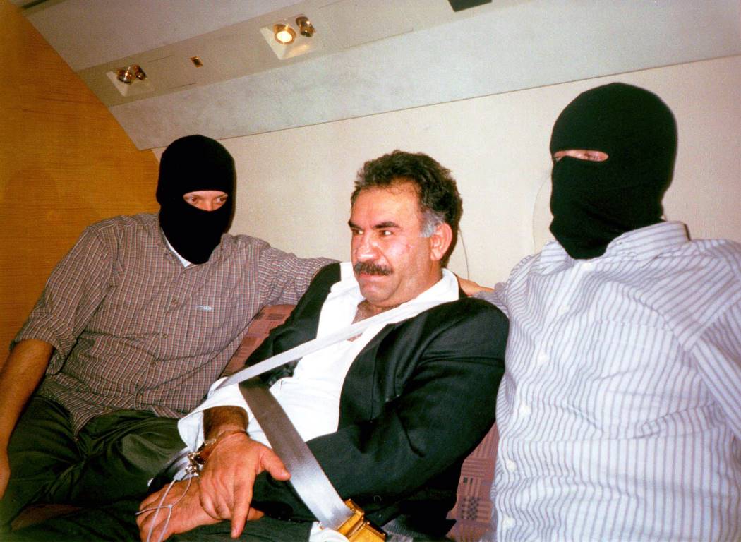 PKK-Chef Abdullah Öcalan nach seiner Festnahme in Nairobi. (© imago images/UPI Photo)