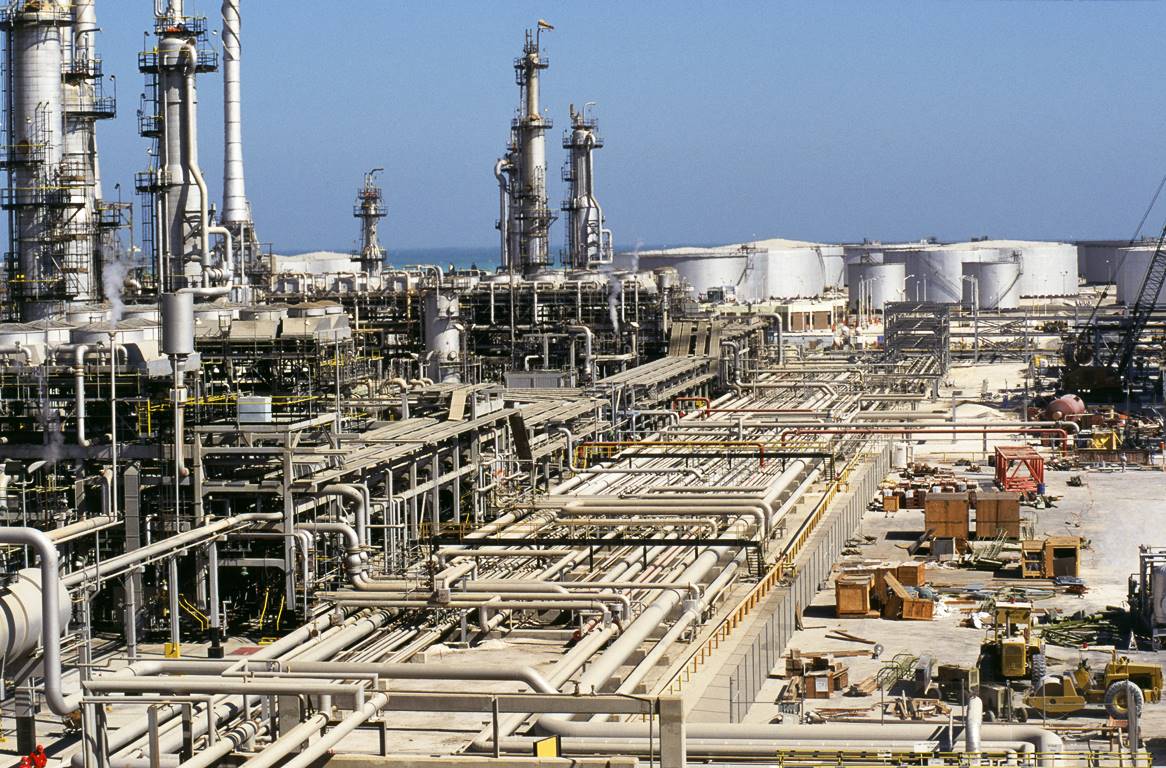 Ras Tanura in Saudi-Arabien, die größte Ölraffinerie der Welt. (© imago images/Newscom World)