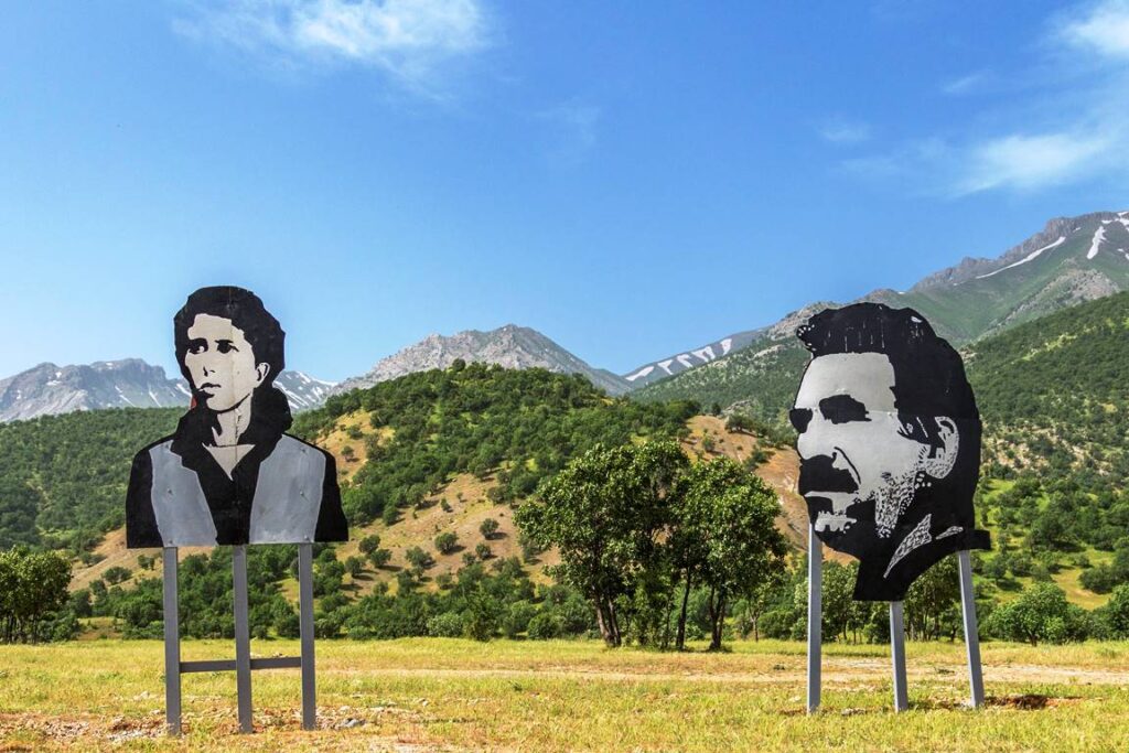 Das Hauptuqartier der PKK liegt in den Qandil-Bergen im Nordirak. Vorne rechts: ein Bildnis von Öcalan. (© imago images/Pacific Press Agency)