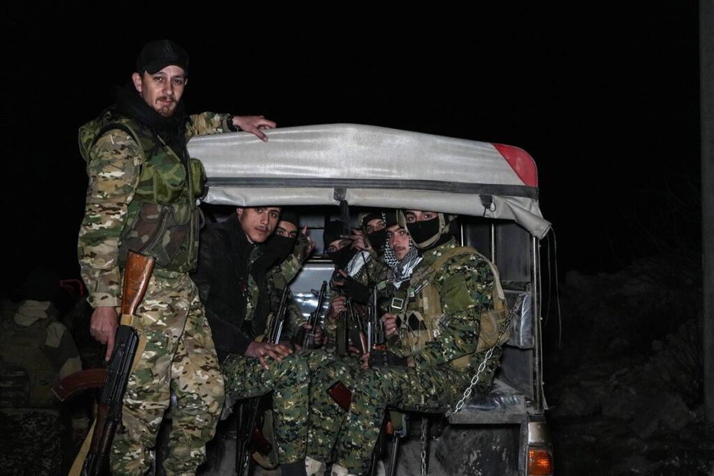 Truppen der neuen Interimsregierung in Syrien wurden in die Provinz Latakia verlegent. (© imago images/Middle East Images)
