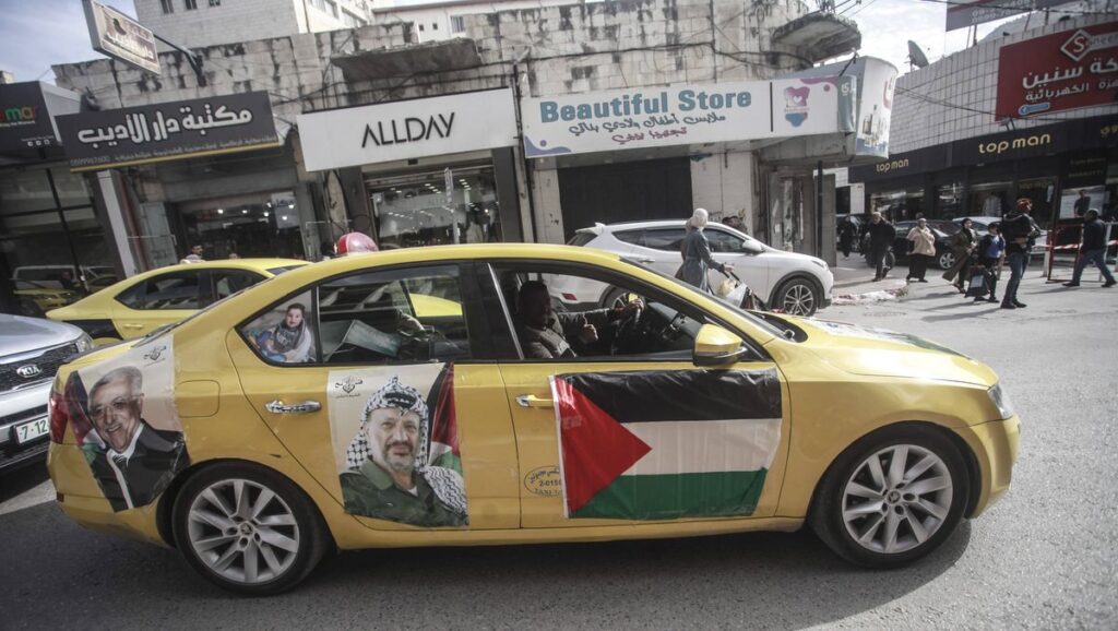 Taxi in Ramallah mit Bildern von Jassir Arafat und Mahmud Abbas
