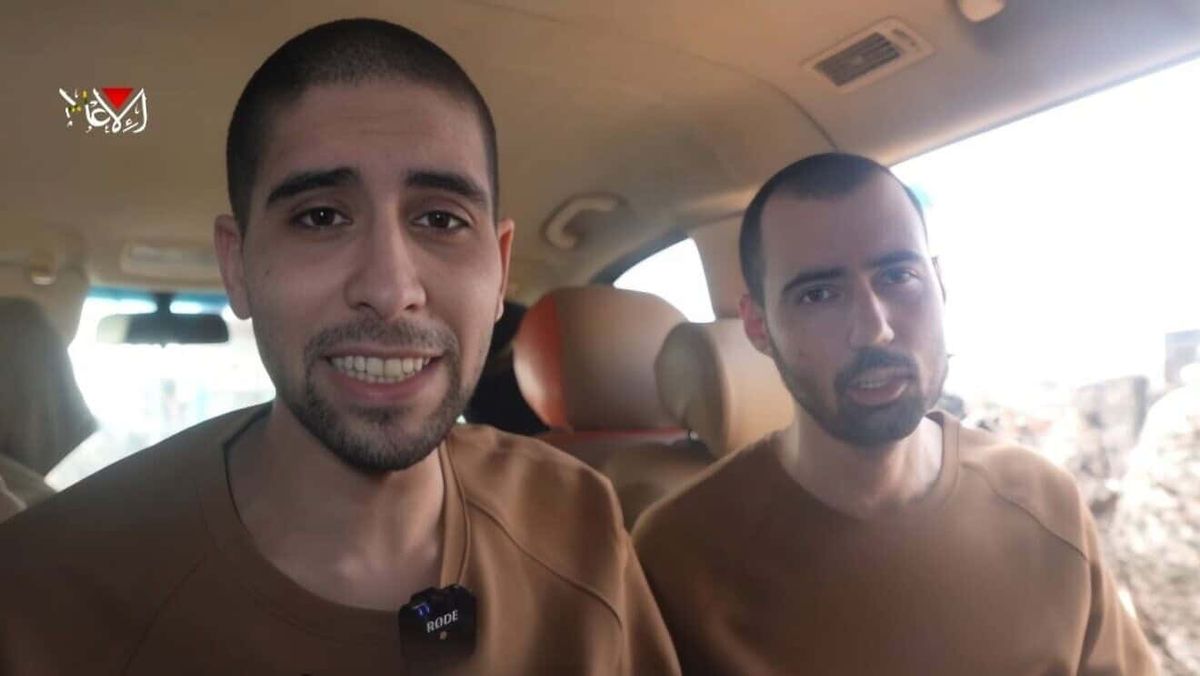 Guy Gilboa-Dalal and Evyatar David werden von der Hamas gezwungen, der Freilassung anderer Geiseln beizuwohnen