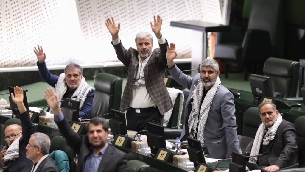 Hidschab und Keffiyeh (Palästinensertuch) sind iranischen Parlamentariern wichtiger als Probleme des Landes