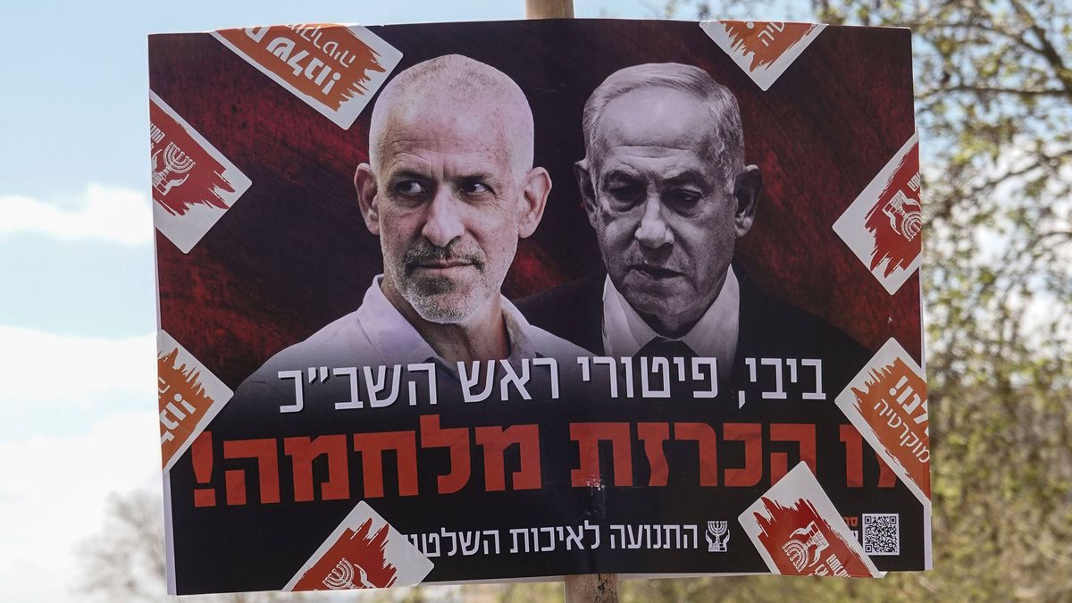 Plakat auf einer Demonstration gegen die Entlassung von Schabak-Chef Ronen Bar in Israel