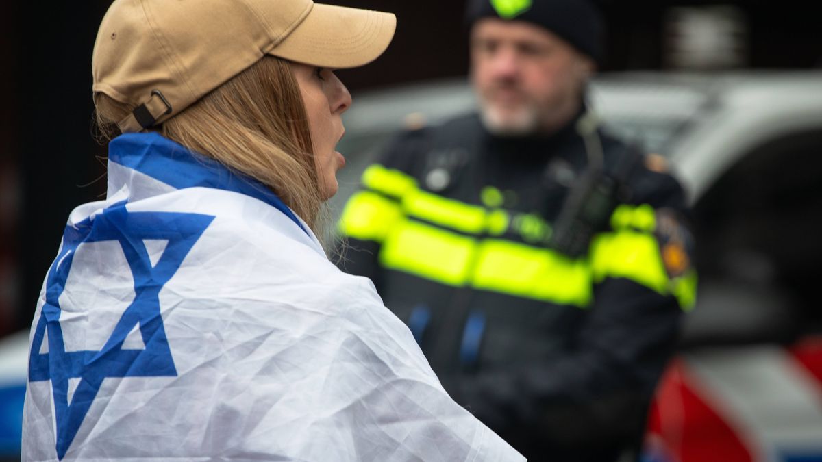 Demonstrantin in Amsterdam nach der »Judenjagd« auf Maccabi-Tel-Aviv-Fans