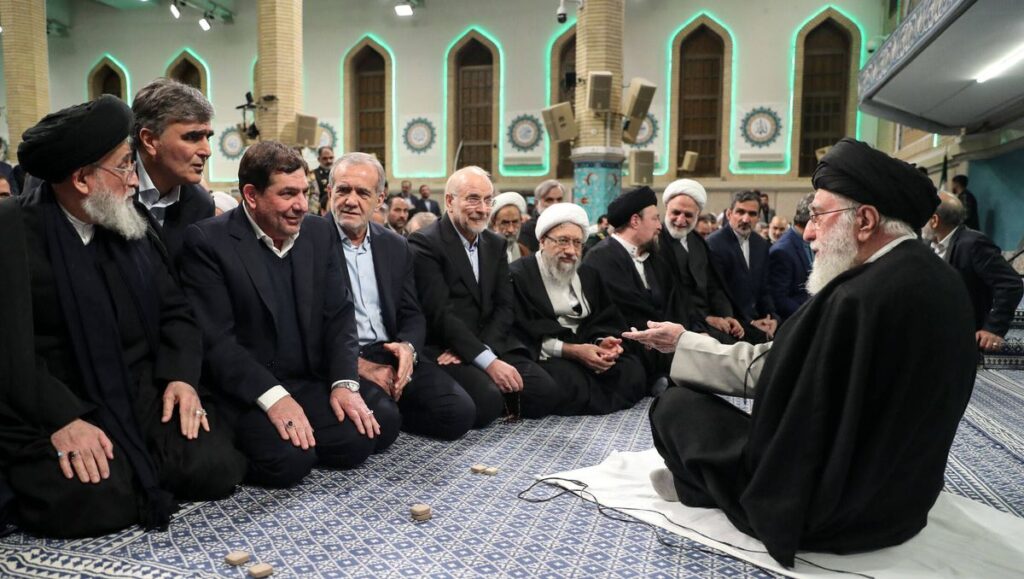 Irans Führer Khamenei bei Treffen mit Regierungsfunktionären