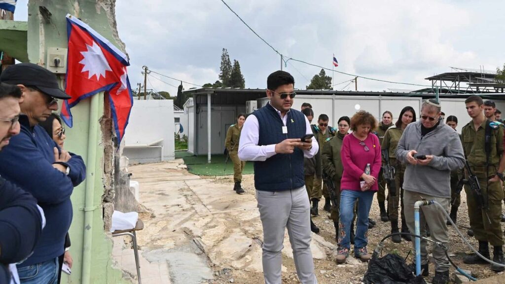Pravesh Jiral hält eine Gedenkrede für die nepalesischen und thailändischen Hamas-Opfer im Kibbutz Alumim