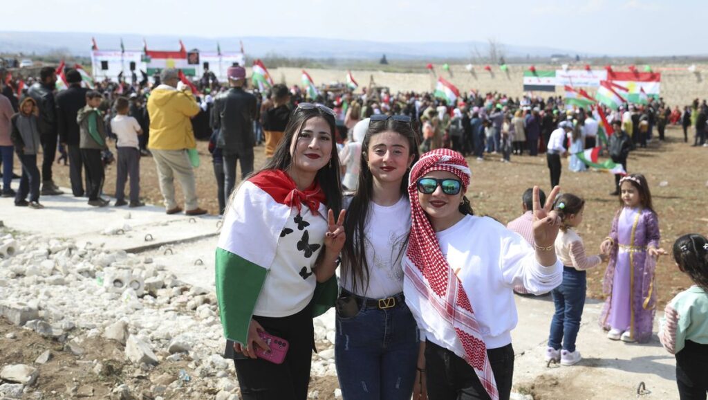 Kurdinnen in Afrin im Norden Syriens feiern das Newroz-Fest