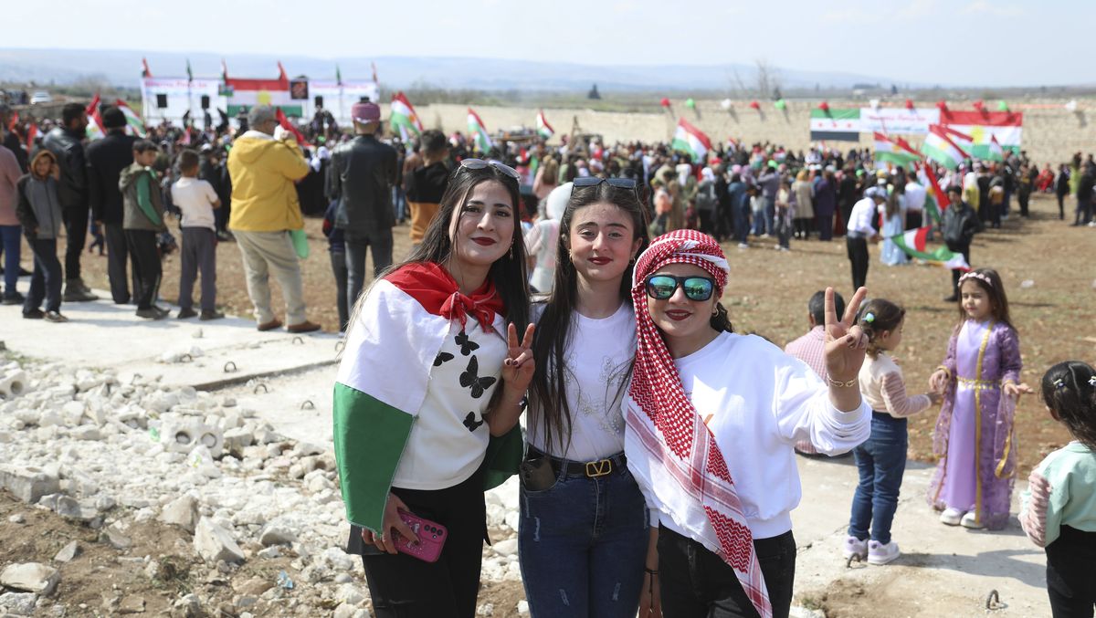 Kurdinnen in Afrin im Norden Syriens feiern das Newroz-Fest