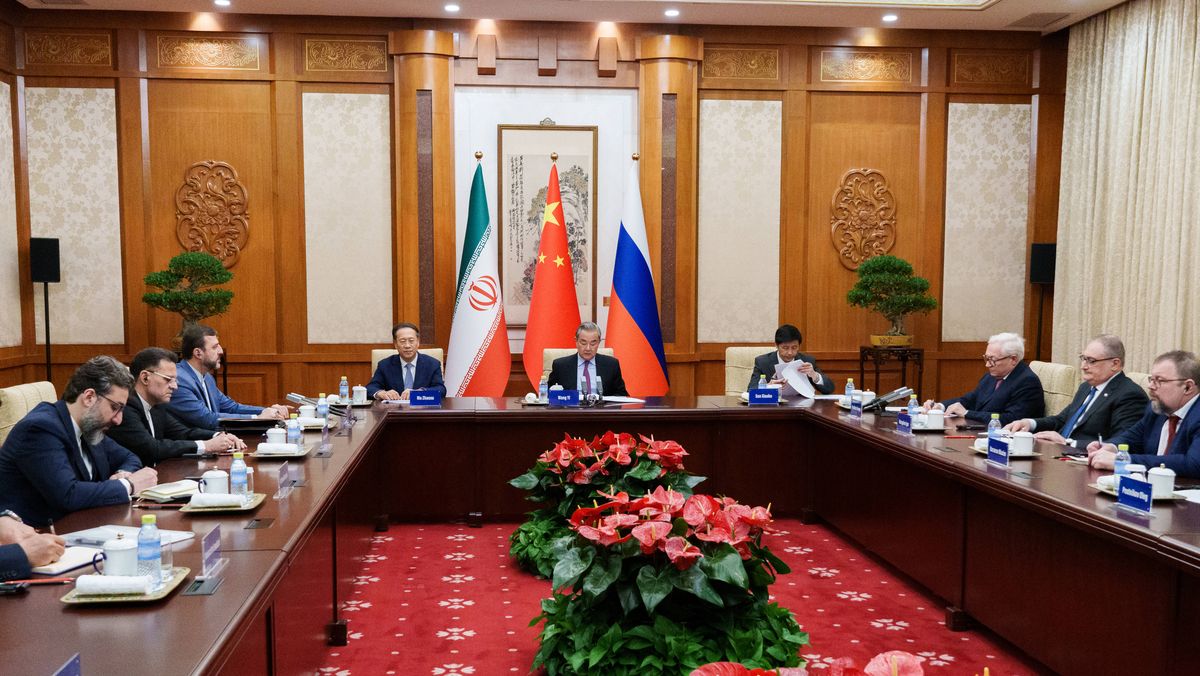 Die Vertreter Chinas Russlands und des Irans bei ihren gemeinsamen Gesprächen