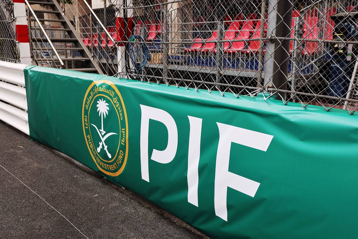 Werbebande des saudi-arabischen Staatsfonds PIF an der Leitplanke eines Rennens der Formel E in Monaco. (© imago images/Andreas Beil)