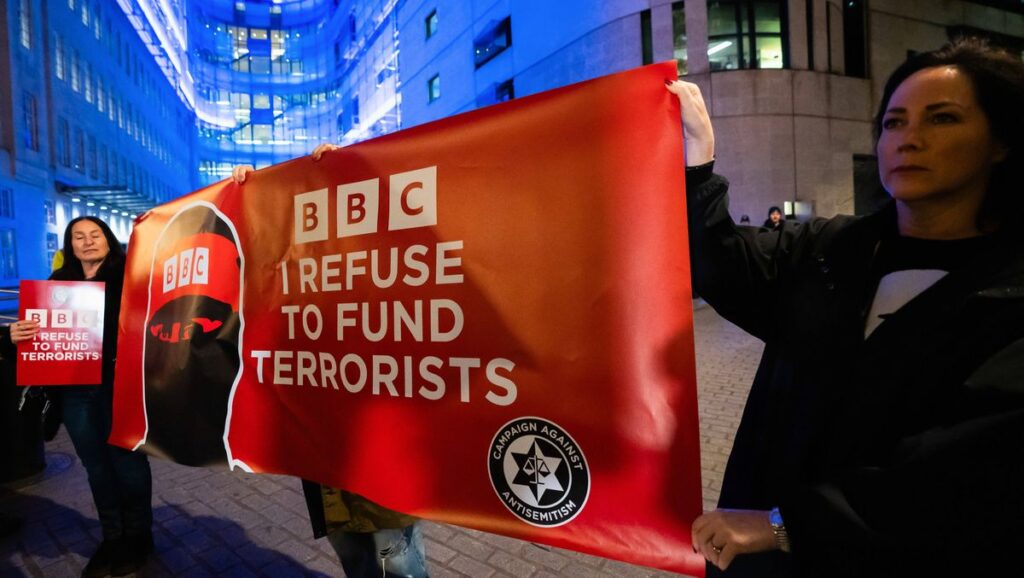 Demonstration vor der BBC-Zentrale in London gegen die antiisraelische Berichterstattung des Senders