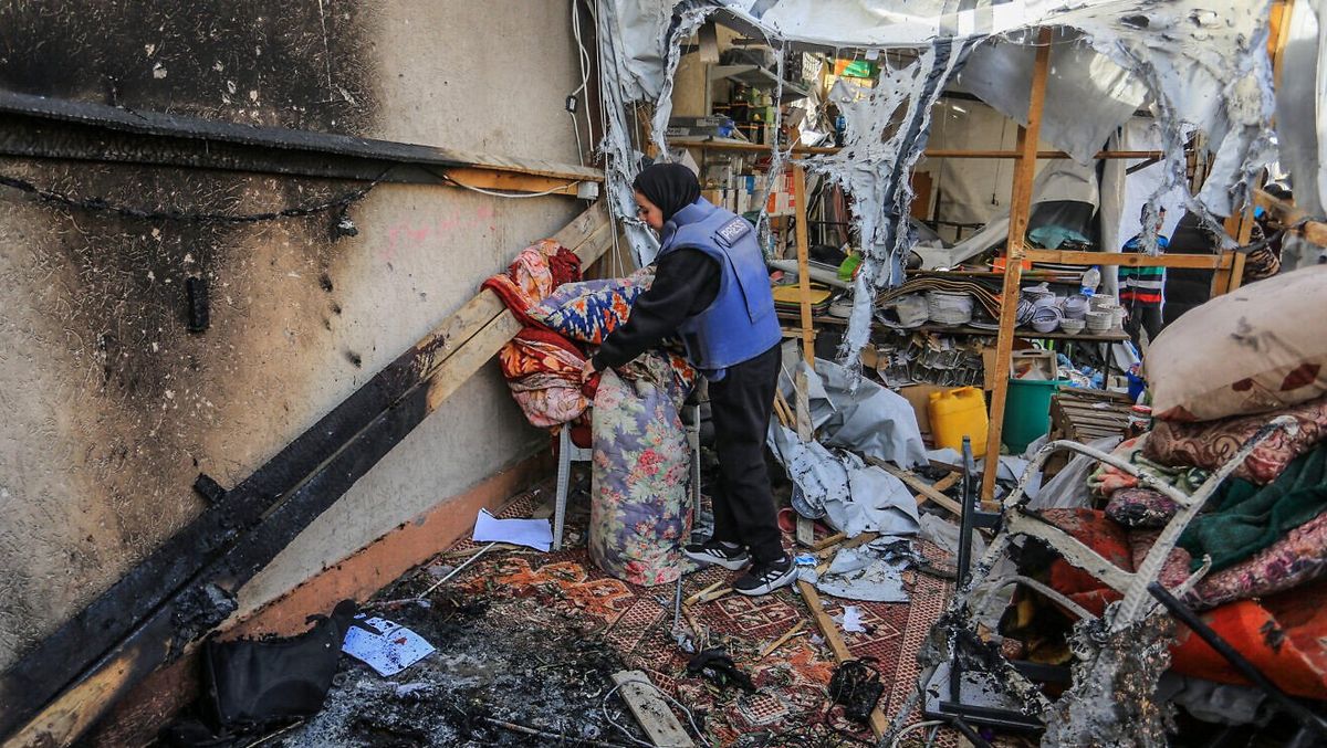 Palästinenserin am Ort eines israelischen Luftschlags in Khan Yunis im südlichen Gazastreifen