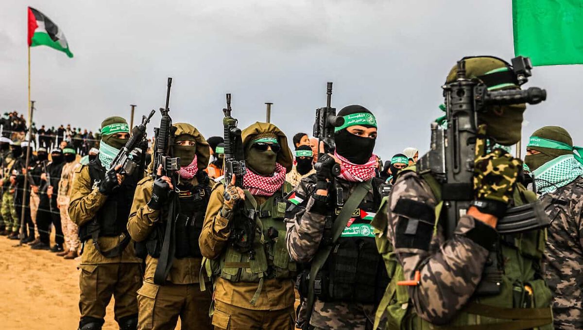 Hamas-Kämpfer bei einer der sadistischen Zeremonien zur Freilassung israelischer Geiseln