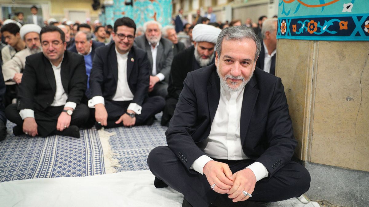 Der iranische Außenminister Abbas Araghchi beim Gebet zum Ende des Ramadan