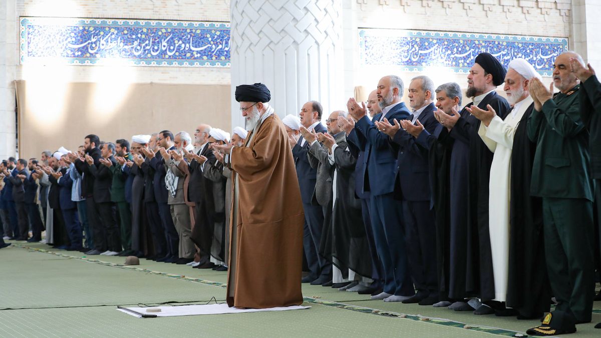 Irans Oberster Führer Khamenei leitet das Gebet zum Ende des Ramadan in der Großen Moschee in Teheran