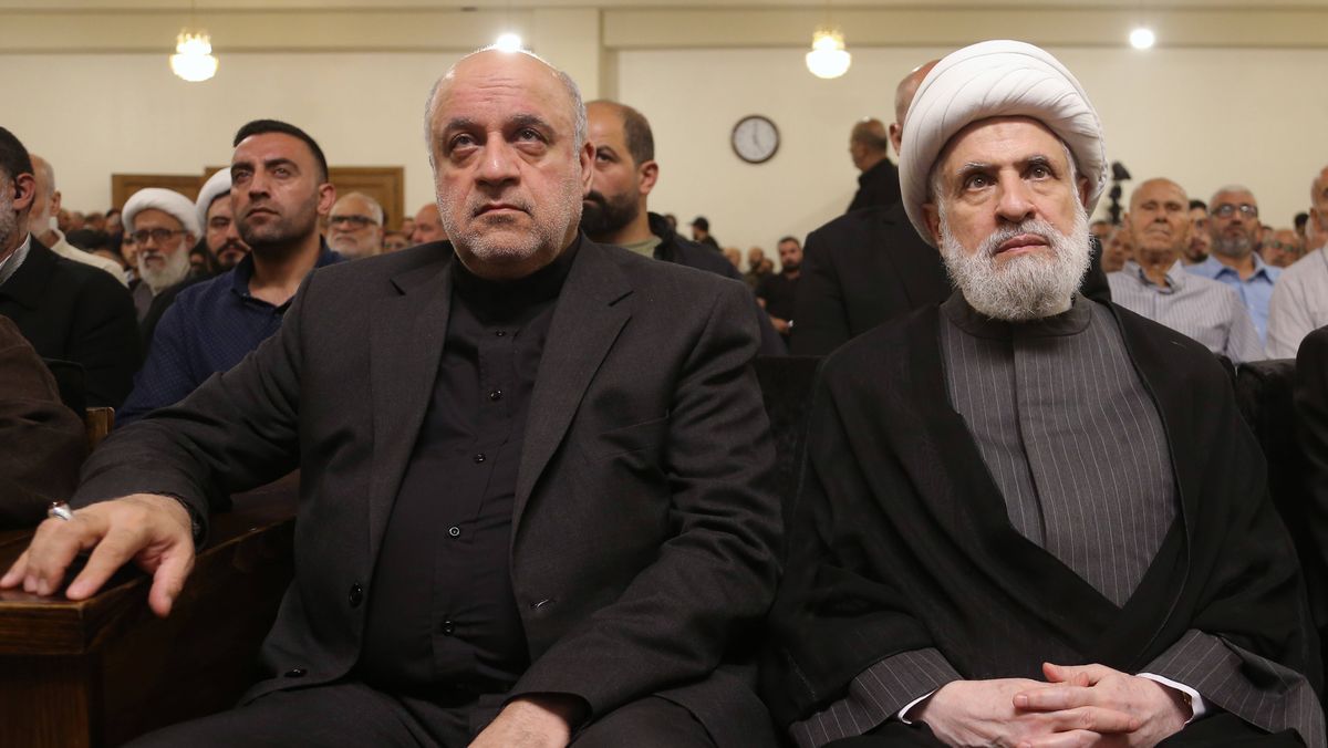 Vom Libanon einbestellt: Irans Botschafter Mojtaba Amani (hier neben Hisbollah-Chef Naim Kassem)