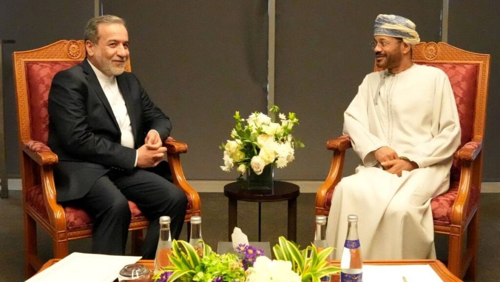 Iran Außenminister Araghchi mit seinem omanischen Widerpart al-Busaidi bei den Atomgesprächen in Maskat