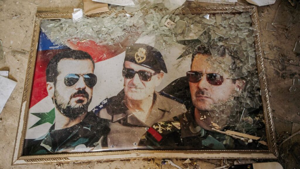 Zerstörtes Bild von Syriens im Dezember gestürztem Diktator Bashar al-Assad