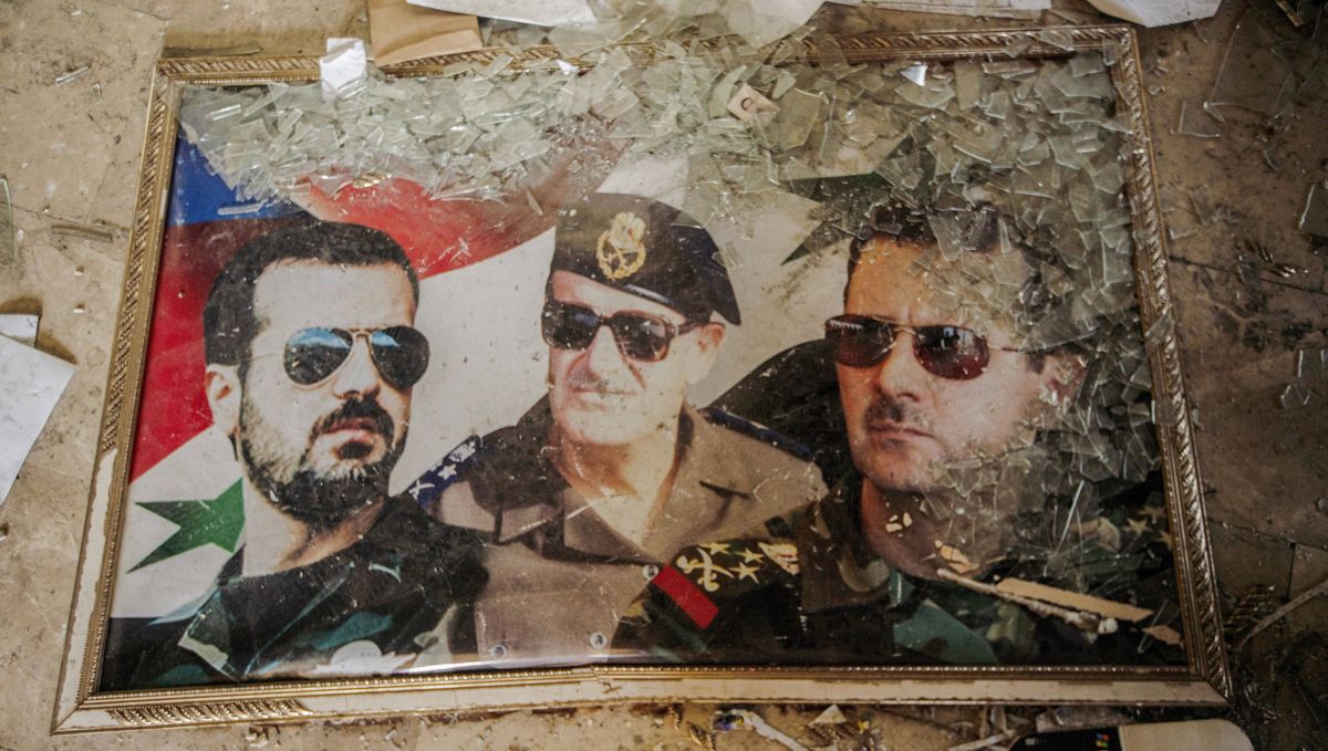 Zerstörtes Bild von Syriens im Dezember gestürztem Diktator Bashar al-Assad