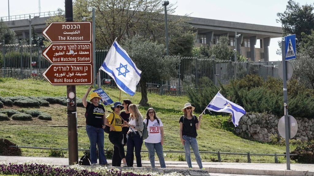 Israelische Schüler protestieren vor der Knesset für die Freilassung der Geiseln (Imago Images / ZUMA Press Wire)