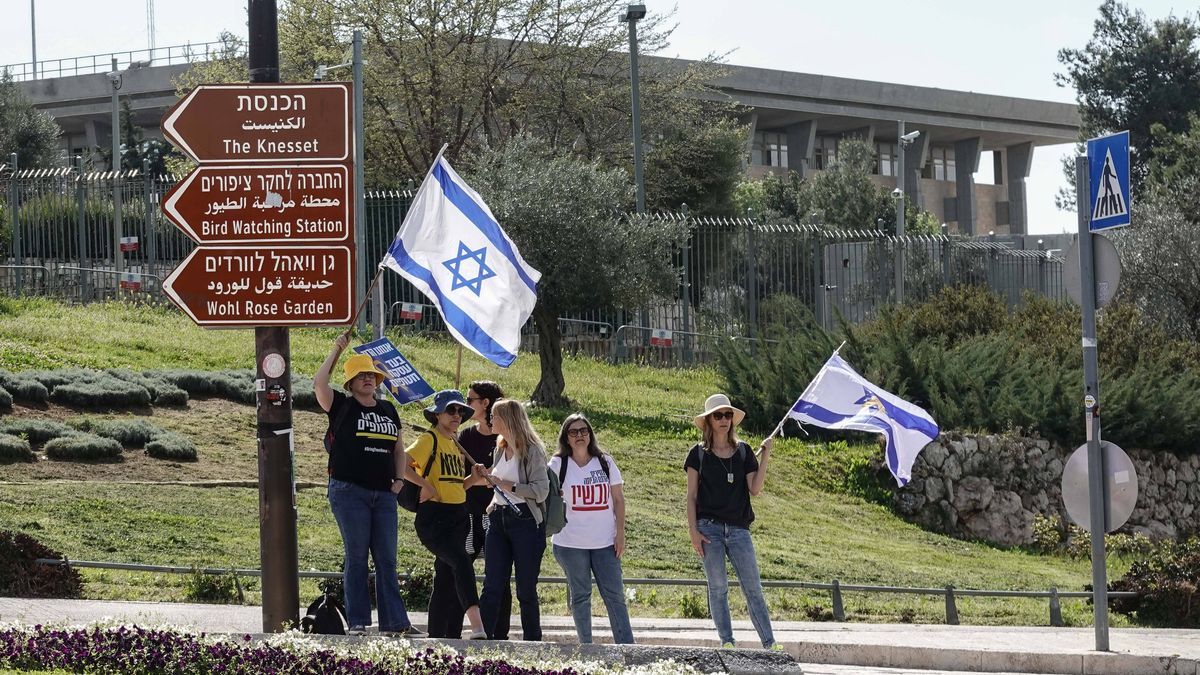 Israelische Schüler protestieren vor der Knesset für die Freilassung der Geiseln (Imago Images / ZUMA Press Wire)