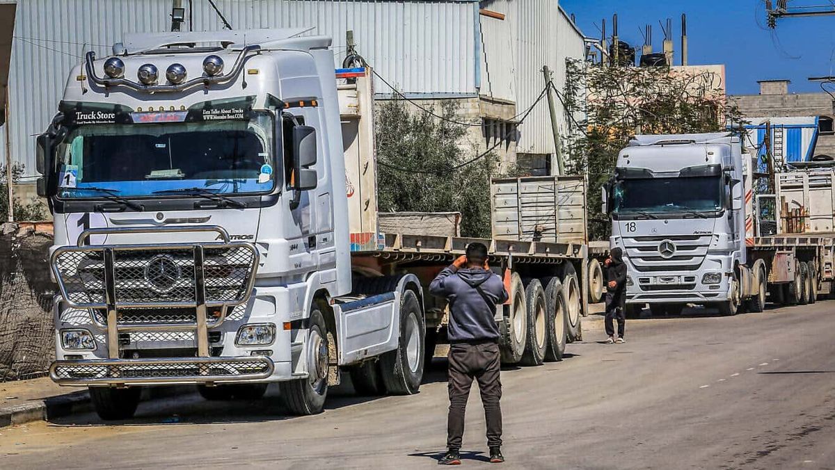 LKW am Grenzübergang Kerem Shalom, nachdem Israel die Hilfslieferungen nach Gaza eingestellt hat«