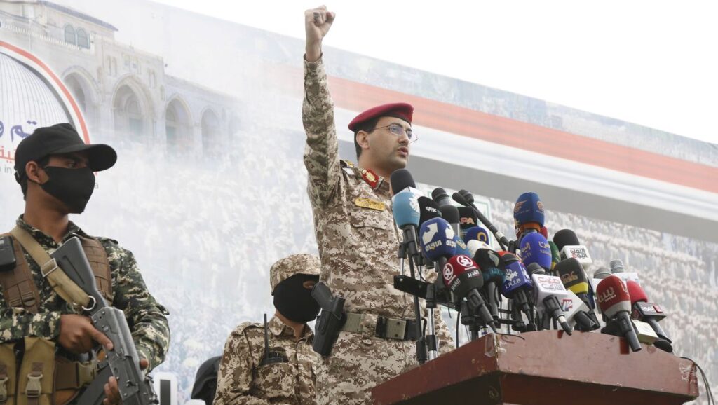 Der Militärsprecher der Huthi, Yahya Sarea, bei einem Protest gegen die US-Militärschläge im Jemen