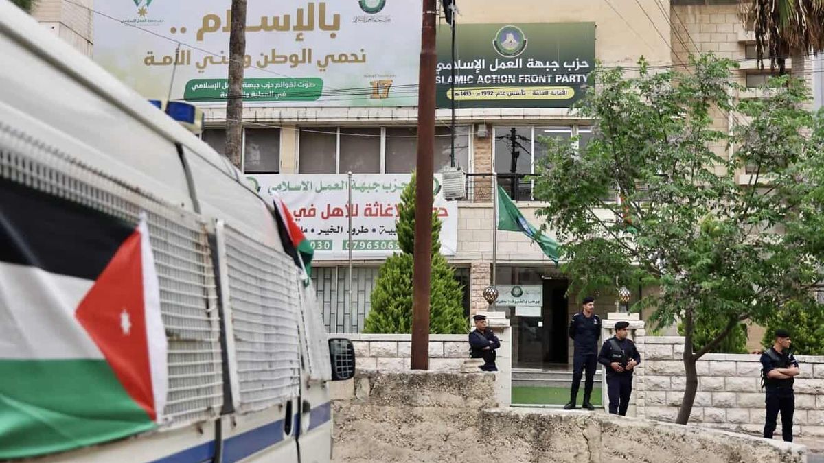 Jordanische Polizei vor einem Büro der Muslimbruderschaft und ihrer Partei Islamische Aktionsfront