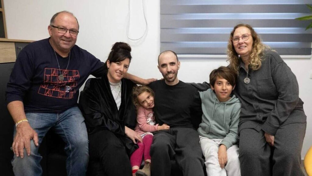 Tal Shohams (mi.) Familie wurde von der Hamas bedroht und eingschüchtert