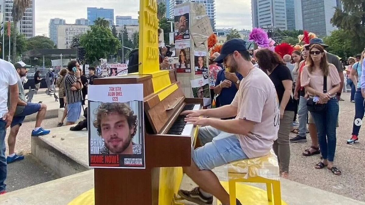Das gelbe Klavier zu Erinnerung an die Hamas-Geisel Alon Ohel in London
