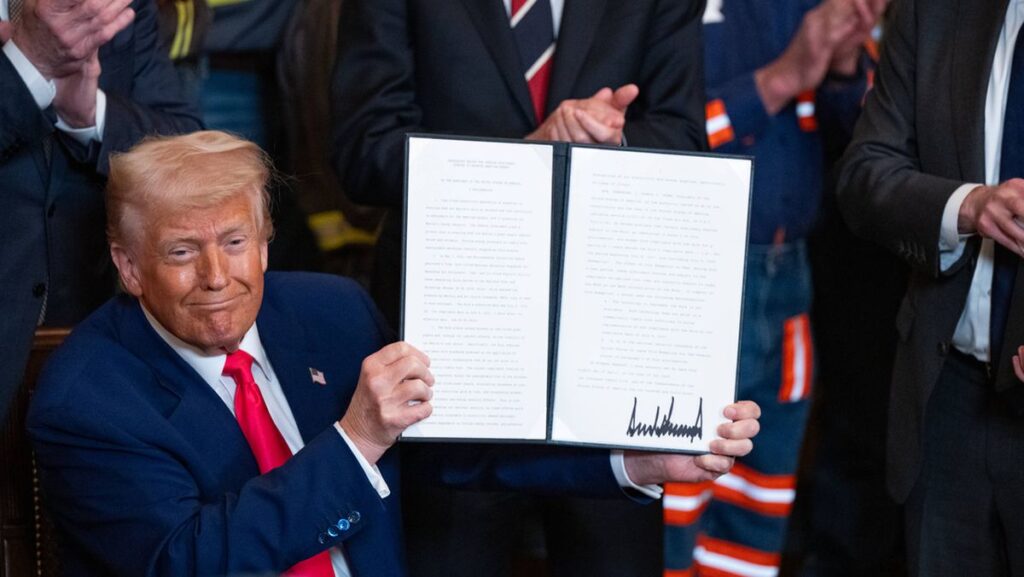 Trump beim öffentlichkeitswirksamen Unterzeichnen einer seiner Durchführungsverordnungen