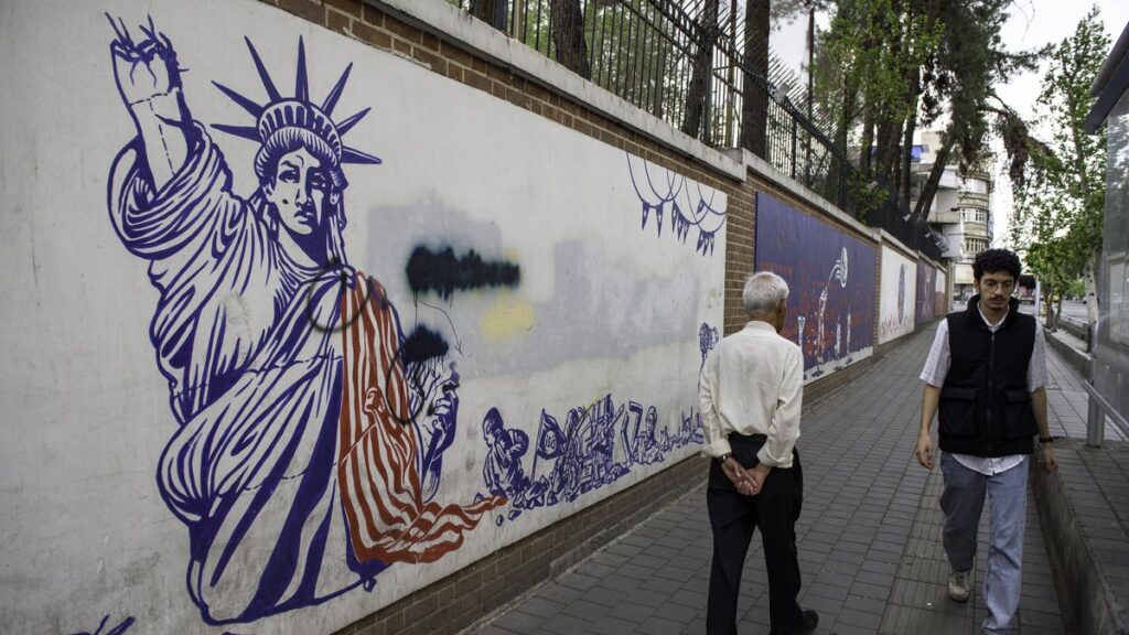 Antiamerikanisches Gemälde an der Mauer der ehemaligen US-Botschaft in Teheran
