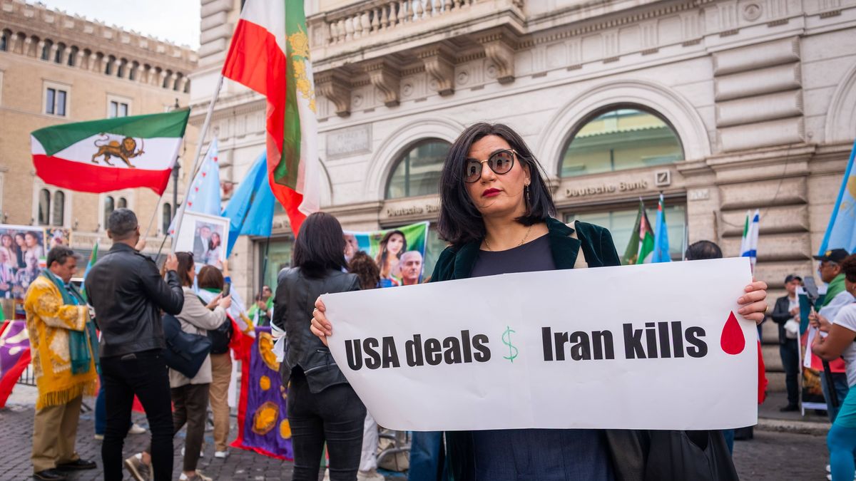 Demonstrantin in Rom gegen die Atomverhanldungen zwischen den USA und dem Iran