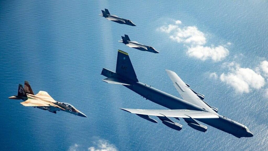 Israelische Kampfjets eskortieren einen amerikanischen B-52-Langstreckenbomber