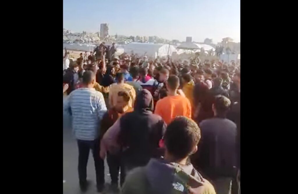 Demonstration in Gaza, auf der sknadiert wird: »Die Menschen in Gaza sind nicht die Hamas!« (Quelle: Facebook)