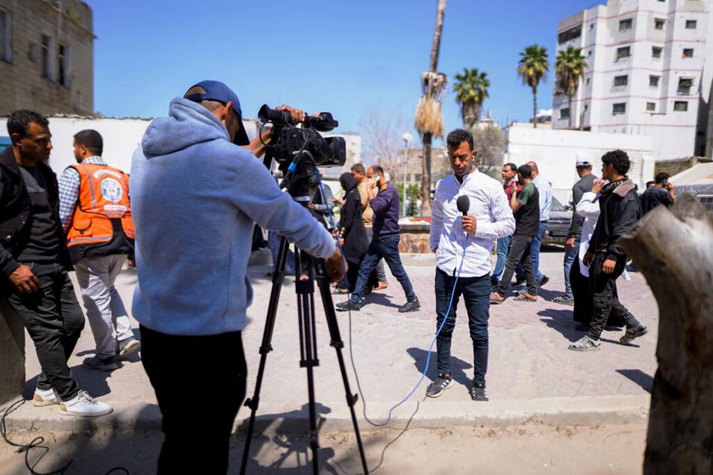 Hier kommt nichts ins Bild, das die Hamas nicht zeigen will: Journalisten im Norden des Gazastreifens. (© imago images/Middle East Images)