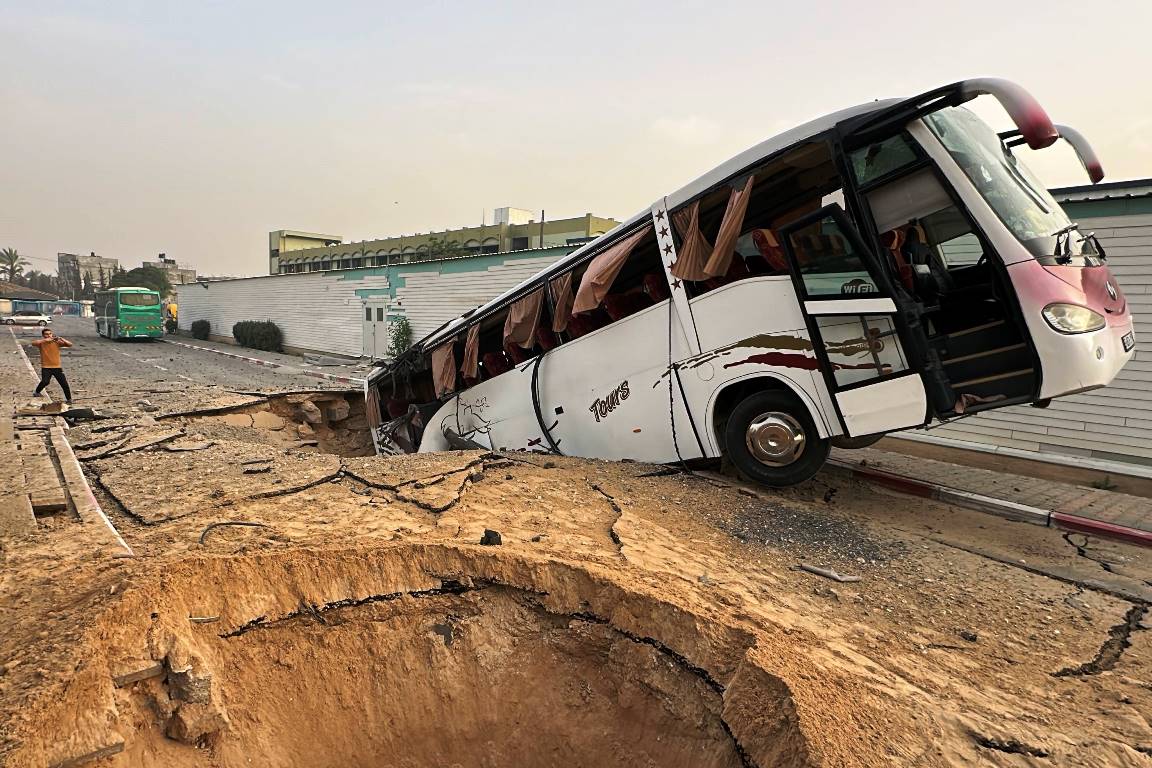 Ein Bus stürzte in einen Hamas-Tunnel neben dem europäischen Krankenhaus in Khan Younis im Gazastreifen. (© imago images/APAimages)